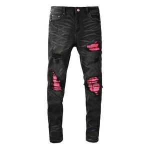 Jean slim noir délavé pour homme avec détails déchirés et doublure en tissu rose vif