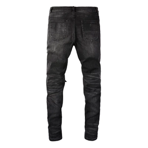 Vue arrière détaillée d'un jean slim noir pour homme avec délavage et poches plaquées