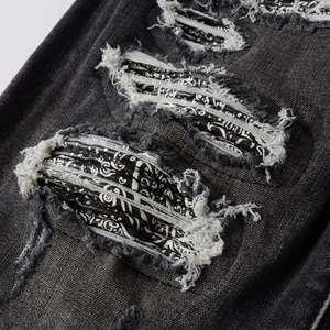 Jean slim déchiré pour homme avec patchs paisley et détails denim effilochés usés