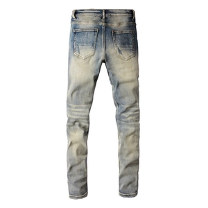 Détail du jean délavé bleu clair montrant la poche arrière et la texture du tissu