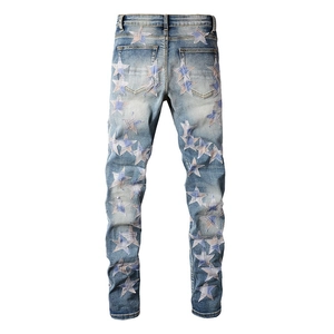 Detailansicht der Rückseite von Slim-Fit-Jeans mit blauen Karo-Stern-Patches