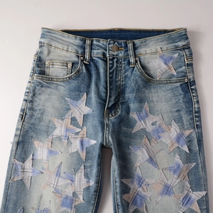 Detailansicht der Distressed-Sternflicken mit blauem Karomuster auf gewaschenen Jeans