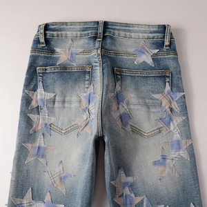 Makroaufnahme von Streetwear-Jeans in Hellblau mit karierten Stern-Patch-Details