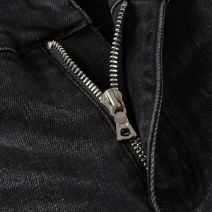 Jean noir slim pour homme avec détail de fermeture éclair en métal argenté de qualité