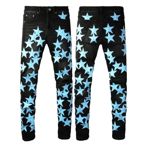 Dettagli fronte e retro dei jeans slim con patch a stella in pelle blu chiaro trendy