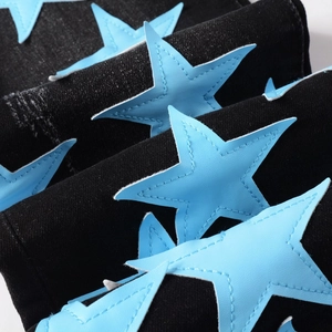 Jeans slim elasticizzati neri da uomo con toppe a stella in pelle blu e trama in diagonale
