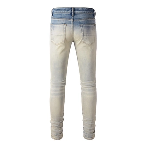 Détail du jean slim pour homme avec dégradé bleu et blanc et poches arrière de style