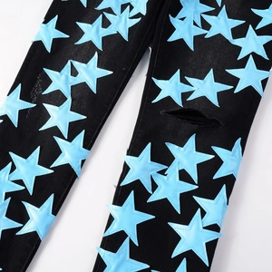 Jeans uomo slim fit lavaggio nero con toppe a stella blu e dettagli strappati alle ginocchia