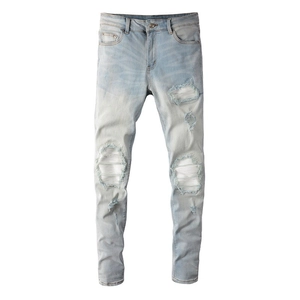Schmale hellblaue Distressed-Herrenjeans mit Vintage-Rissen, Flicken und Cat-Whisker-Effekt