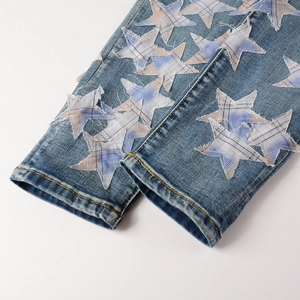 Detail von blauem Denim-Saum mit Distressed-Stern-Patches aus blau-weißem Karostoff
