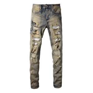 Jean slim vintage pour homme avec broderie serpent et détails de déchirure