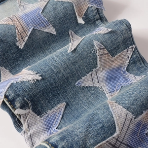 Detail von Stern-Patches mit Fransen auf blauer Stretch-Denim-Jeans für Herren