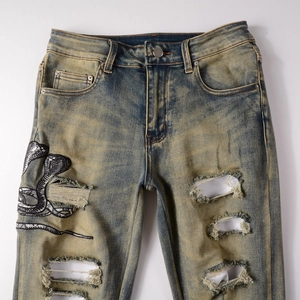 Détails du denim rétro américain avec broderie serpent double et textures usées