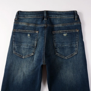Jean slim rétro bleu foncé pour homme avec détails délavés élégants sur les poches arrière