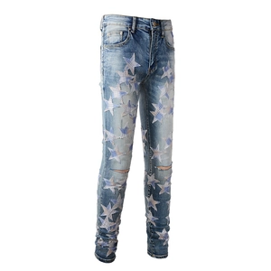 Schmal geschnittene Herrenjeans in Blau mit Stern-Patches und Rissen am Knie