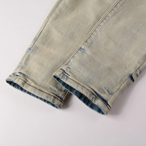 Détail des ourlets de jeans en denim délavé bleu clair vintage avec double couture