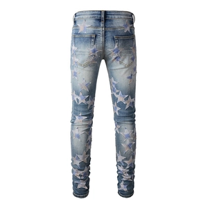 Slim Fit Herrenjeans in hellblauer Waschung mit sternförmigen Patchwork-Details auf der Rückseite