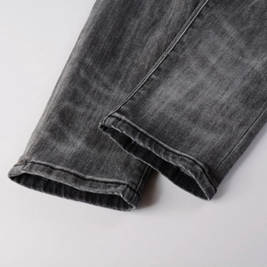 Détail de l'ourlet en denim gris anthracite délavé avec coutures de qualité sur jean ajusté