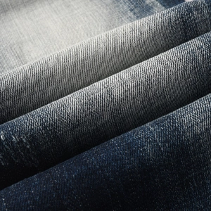 Dettaglio macro del tessuto denim in cotone resistente con effetto lavaggio blu vintage