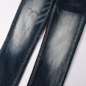 Primo piano della trama denim blu scuro con lavaggio naturale e cuciture in twill
