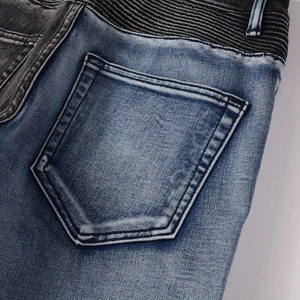 Gros plan détaillé du patchwork en denim et de la texture plissée du jean biker