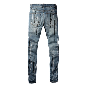 Dettaglio posteriore di jeans slim da uomo con esclusivi effetti di schizzi di vernice