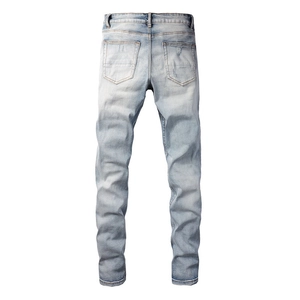 Vue arrière détaillée d'un jean bleu clair avec effet délavé et détails d'usure usés