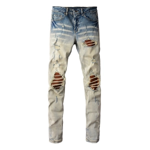 Jean slim bleu clair pour homme avec détails déchirés vintage et doublure en tricot marron