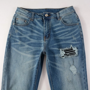 Jean denim bleu vintage pour hommes, coupe ajustée avec déchirures et empiècements