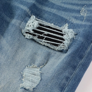 Jean vintage pour homme en denim bleu avec détails déchirés et patchwork