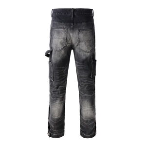 Détail arrière du jean cargo vintage avec poches utilitaires et texture délavée usée