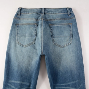 Vue détaillée des poches arrière et du délavage vieilli sur ce jean denim bleu vintage
