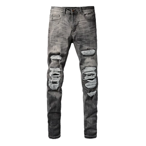 Jean slim gris délavé pour homme avec détails déchirés et style urbain contemporain