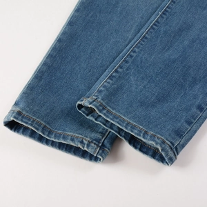 Détail de l'ourlet de jean avec double couture jaune et texture denim de haute qualité