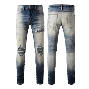 Vue détaillée du jean homme avec inserts en maille strass et effet de lavage usé