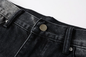 Détail du jean denim gris anthracite délavé avec bouton métallique et passant de ceinture