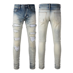 Jeans slim da uomo in blu chiaro slavato con strappi e dettagli in strass luccicanti