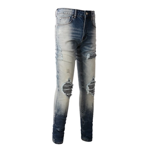 Détails de luxe avec strass sur un jean bleu délavé pour homme au style urbain chic
