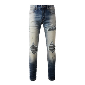 Jean skinny bleu pour homme avec déchirures stylées, détails en strass et coupe ajustée mode