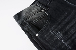 Gros plan détaillé du denim délavé montrant des rivets renforcés et des coutures précises