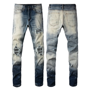 Détail de jean denim pour hommes avec empiècement en strass brillant et délavage vintage