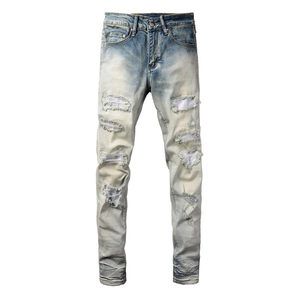 Jeans slim da uomo azzurro con toppe di paillettes scintillanti e stile streetwear alla moda
