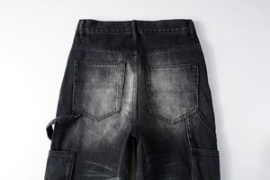 Détail du jean cargo gris vintage avec de grandes poches arrière et boucles tactiques