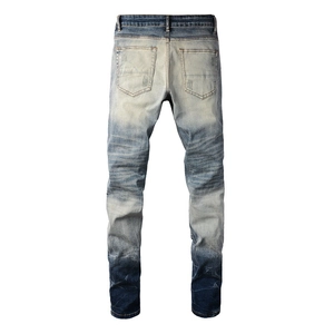 Détail de la poche arrière usée et dégradé délavé vintage sur jean slim pour homme