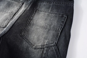 Détail du tissu denim gris délavé et de la couture de poche sur le jean vintage