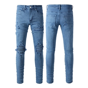Jean bleu clair ajusté pour homme avec détails déchirés et empiècements ondulés
