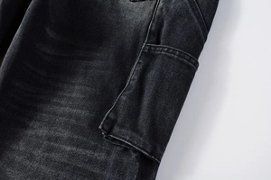 Détail du denim délavé foncé avec poches cargo latérales et double couture résistante