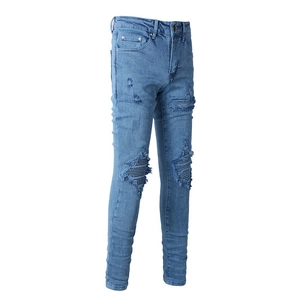Détails de jeans slim homme usés avec patchs en tissu et déchirures de mode