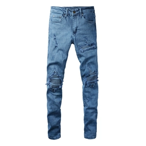 Jean slim pour homme bleu moyen avec déchirures, patchs et détails usés de style urbain