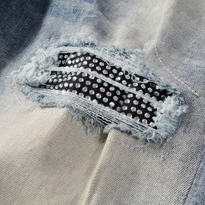 Jean homme high street en denim bleu clair avec détails en strass et déchirures stylées